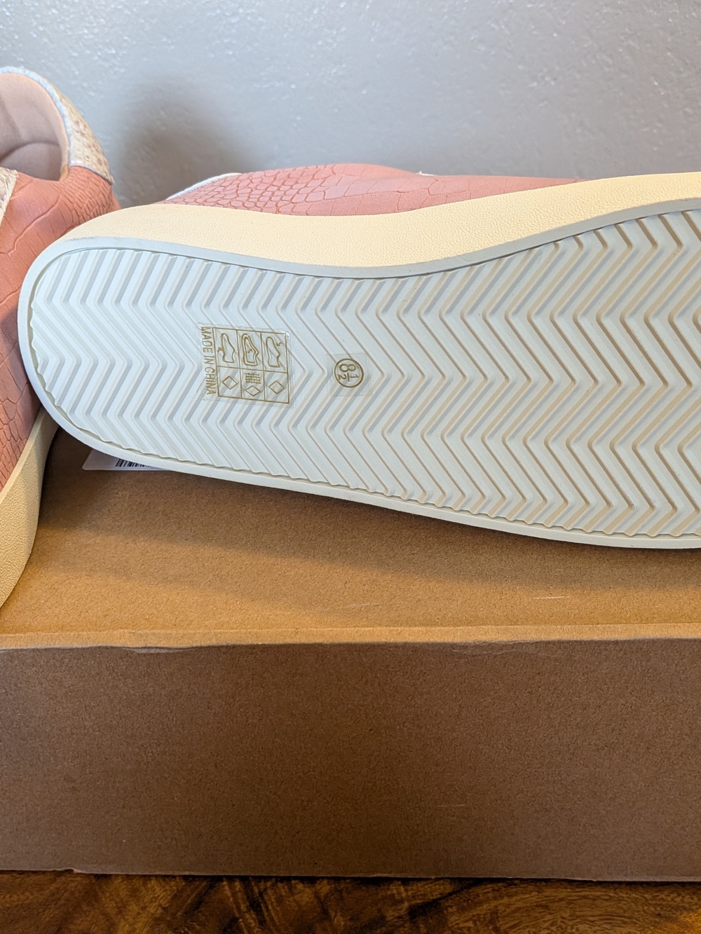 NWT! Journee Collection Lace Up PINK Crocodile Print Sneakers Size 8.5M - Picture 6 of 6
